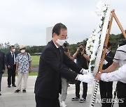 헌화하는 한덕수 총리