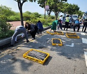 도로에 쇠봉 수천개 쏟아지자 손수 줍기 나선 부산시민들