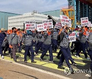 대우조선 직원들, 하청지회 불법 파업 중단 결의대회