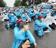 청주 하이트진로 집회 중 화물차 방해 조합원 29명 체포