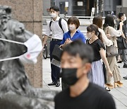 日, 코로나 확진자 20만 돌파, "개량형 백신 접종 준비"