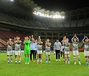 중국과 1:1 무승부, 관중에게 인사하는 여자축구 대표팀