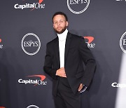 미국 프로농구(NBA) 선수 '스테판 커리 (Stephen Curry)' 2022 ESPY Awards에서 보테가 베네타 착용