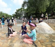 3년만에 개방한 어린이대공원 물놀이장에서 물장구치는 어린이들