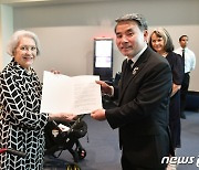 옴스테드 장군 유족에 尹대통령 조전 전하는 이종섭 장관