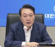 尹 지지율 첫 20%대..지구대 방문·중대본 회의 '고심 행보'