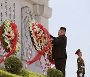 북·중 우의탑 방문한 김정은 "북·중 친선은 대를 이어 계승·발전될 것"