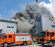 인천 車개조공장서 큰불, 9시간만에 주불 진화 완료..13개동 소실(종합3보)