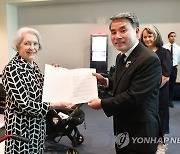 이종섭 장관, 옴스테드 장군 유가족에 윤 대통령 조전 전달