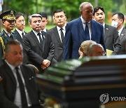 이종섭 장관, 옴스테드 장군 안장식 참석