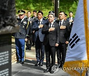 장진호 전투기념비 참배하는 이종섭 장관