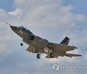 국산 KF-21 전투기, 랜딩기어 접고 39분 비행..2차 비행 성공