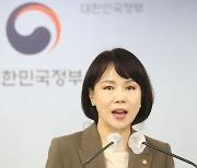 "표적감사에 화나" 사퇴 압박받는 전현희, 직원들 응원문자 공개