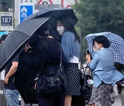 태풍 영향 제주·남부지방 비..내륙 '폭염'