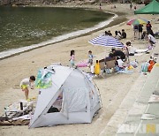 코로나 확산세 둔화했지만.. 휴가철 재유행 기로