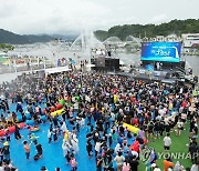 '지상 최대 물싸움' 무더위 날리는 장흥 물축제장