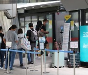 코로나 재유행 우려.. "3년만의 해외여행 다시 고민"