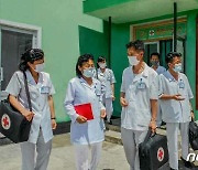 '방역대전' 속 의료봉사하는 북한 의료진