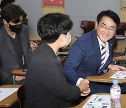 청년당원과 인사 나누는 박용진 후보