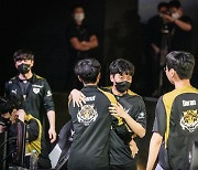 '천적' T1 넘은 젠지, 2년여만에 LCK 정규리그 1위에 한발 더 바짝