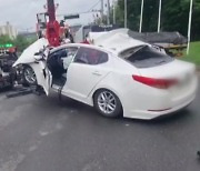 고속도로 빠져나온 승용차가 주차된 화물차 '꽝'..70대 운전자 부상