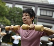 '세계 최장수국' 코로나 쇼크..日 평균수명 10년만에 줄었다