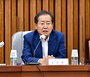 [단독] 홍준표 "권성동, 당대표 직무대행 그만두려면 원내대표도 사퇴해야"