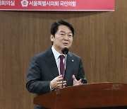 우상호 "안철수 미국행은 무책임"..安 "내가 신경 쓰이나"