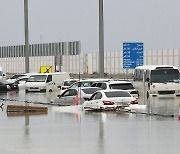 사막 나라에 웬 폭우..물에 잠긴 UAE 도로