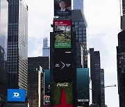 "더 위대한 폴더블폰"..삼성, 전세계 랜드마크서 '언팩' 옥외광고