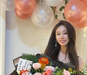 '황재균♥' 지연, 몸보다 큰 꽃다발 "울지 않으려 꾹꾹 참아"