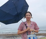 김지혜, 60억대家두고 개고생..우산 뒤집어져도 웃어보자