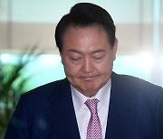 지지율 추락·인사 잡음.. 숙제 안고 첫 휴가 가는 尹대통령