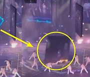 600kg 스크린 '쿵' 홍콩 공연장 참사..댄서는 사지마비