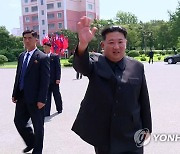 김정은 '밀착경호'하는 북한 경호원들