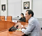 기자간담회하는 우상호 비대위원장