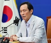 답변하는 우상호 비대위원장