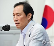 답변하는 우상호 비대위원장