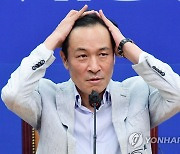 머리 만지는 우상호 비대위원장