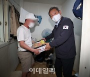 [포토] 복숭아 선물하는 이상민 행안부 장관