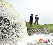 배수 양수 설비 점검하는 북한 일꾼들..'수해 대응'