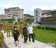 양덕온천문화휴향지를 방문한 북한 참전용사들