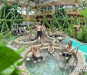온천욕 즐기는 북한 참전용사들