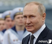러시아 해군의 날 행사에 참석한 푸틴