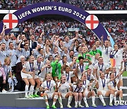 獨 꺾고 UEFA 여자 유로 첫 우승한 잉글랜드 선수들