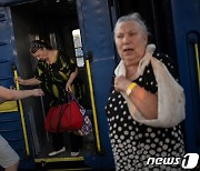 포크롭스크에서 온 기차 승객을 돕는 자원봉사자
