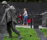 워싱턴의 한국전쟁 기념관 둘러보는 방문객