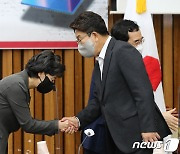 박순애 사회부총리와 인사하는 권성동 원내대표