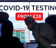 런던 쇼핑 구역에서 코로나 검사를 받는 시민들