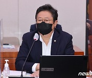 국회 외통위 인사말 하는 황희 의원